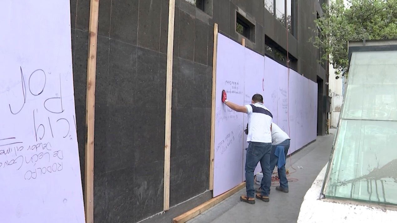 Las fachadas de inmuebles en Zaragoza y Padre Mier se resguardan con vallas de madera antes del 8M. ¿Por qué es relevante?