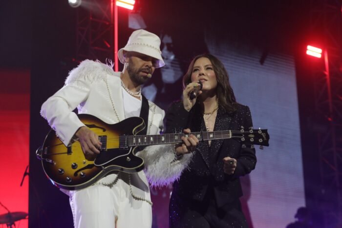 El dúo mexicano Jesse y Joy celebra con miles de fans en Monterrey un espectáculo lleno de emociones y música vibrante.