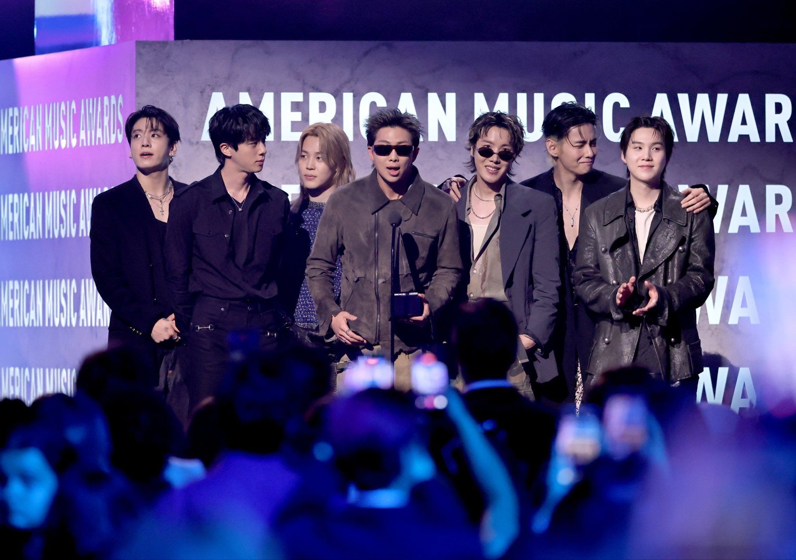 Los American Music Awards 2023 contaron con la espectacular presencia de BTS y Karol G, marcando el evento musical del año.