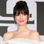 La actriz Anne Hathaway comparte su experiencia de una catarata que casi la deja ciega de un ojo por diez años.