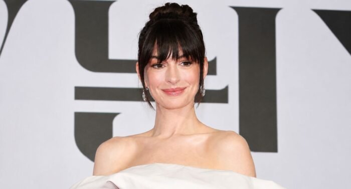 La actriz Anne Hathaway comparte su experiencia de una catarata que casi la deja ciega de un ojo por diez años.