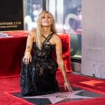 Miley Cyrus recibió su estrella en el Paseo de la Fama, celebrando su impacto en la música y el entretenimiento.