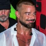 Un incidente con gas lacrimógeno interrumpe el concierto de Ricky Martin, obligando a evacuar a asistentes y brindar atención médica.