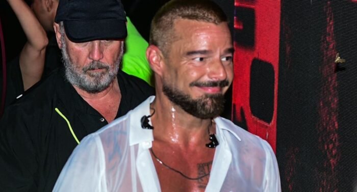 Un incidente con gas lacrimógeno interrumpe el concierto de Ricky Martin, obligando a evacuar a asistentes y brindar atención médica.