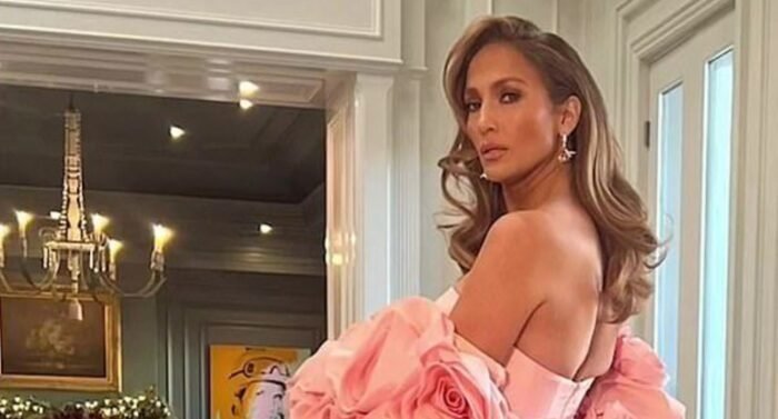 La cantante JLo se siente renovada y feliz en su nueva mansión, un símbolo de su nuevo comienzo tras el divorcio.