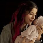 La influencer Lesslie Polinesia manifiesta su desacuerdo por la divulgación de la imagen de su hija Alquimia, protegida del público.