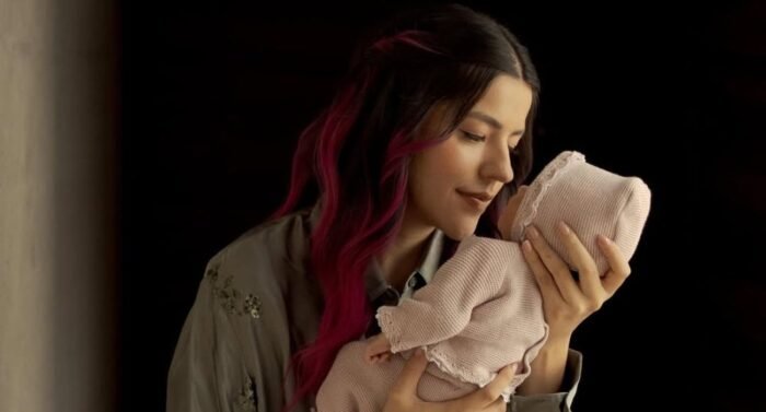 La influencer Lesslie Polinesia manifiesta su desacuerdo por la divulgación de la imagen de su hija Alquimia, protegida del público.