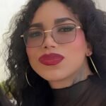 La cantante Paolita Suárez se ve envuelta en un accidente tras chocar su camioneta con un tráiler.
