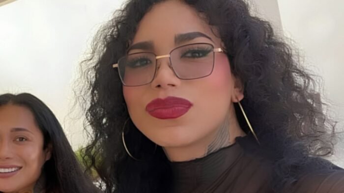 La cantante Paolita Suárez se ve envuelta en un accidente tras chocar su camioneta con un tráiler.