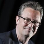 Matthew Perry subastará en junio una colección destacada que incluye guiones, premios y obras de arte de renombrados artistas.