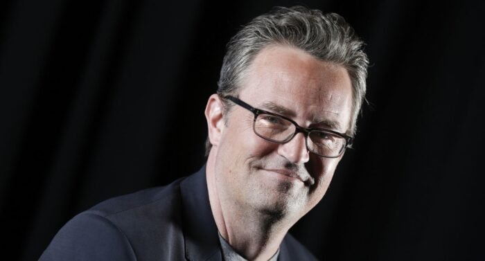 Matthew Perry subastará en junio una colección destacada que incluye guiones, premios y obras de arte de renombrados artistas.