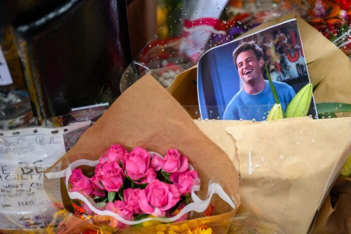 La muerte de Matthew Perry revela una conexión inquietante con el tráfico de ketamina en la industria del entretenimiento.