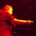 Un fan agredió a Ricardo Acosta en pleno concierto, lo que llevó a su expulsión del evento. Las redes sociales estallan.