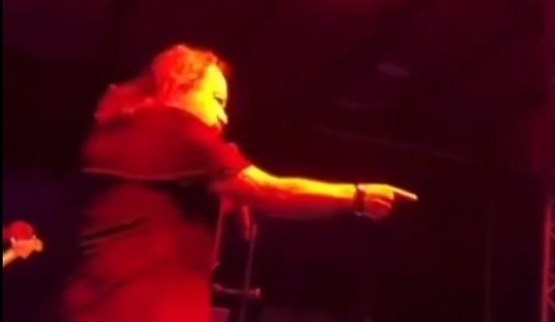 Un fan agredió a Ricardo Acosta en pleno concierto, lo que llevó a su expulsión del evento. Las redes sociales estallan.
