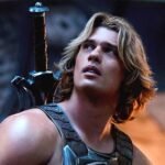El actor Nicholas Galitzine cambia su look natural por rubio platino para el papel de He-Man sin peluca.