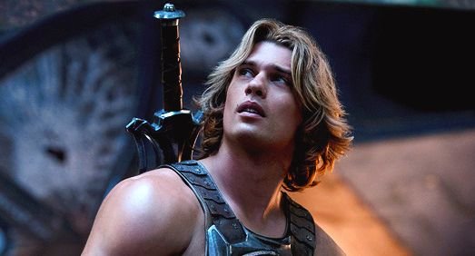El actor Nicholas Galitzine cambia su look natural por rubio platino para el papel de He-Man sin peluca.