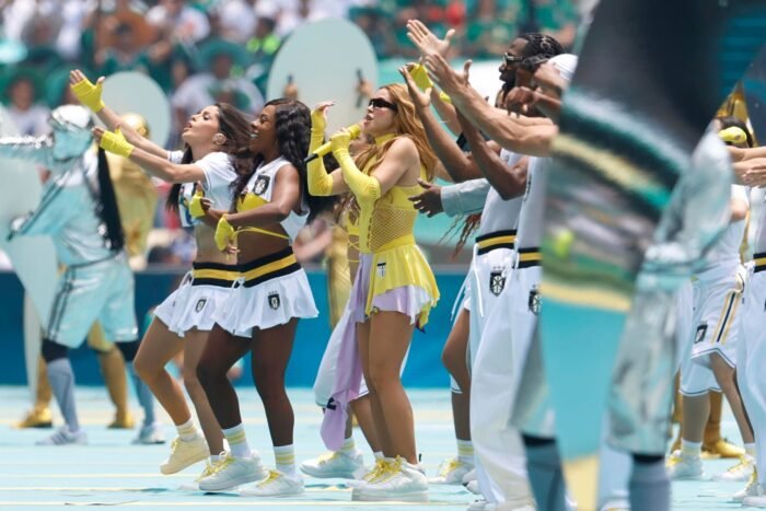 La música de Shakira, Maná y J Balvin resuena en el Mundial FIFA, creando una fiesta inolvidable en el estadio.