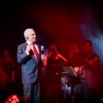 El icónico cantante Enrique Guzmán confirma que no se retirará de los escenarios mientras tenga salud. Su pasión por la música lo impulsa.