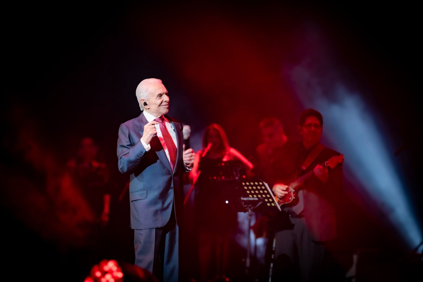 El icónico cantante Enrique Guzmán confirma que no se retirará de los escenarios mientras tenga salud. Su pasión por la música lo impulsa.