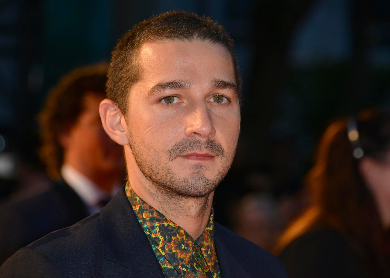 Shia LaBeouf enfrenta consecuencias legales tras agredir a dos hombres durante una pelea en un bar.