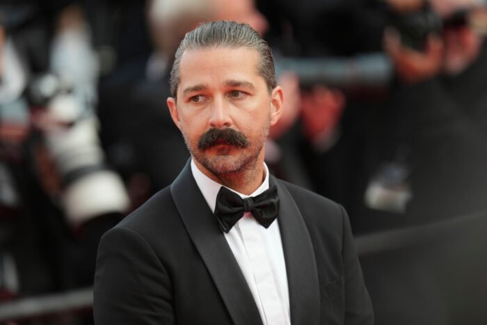 El actor Shia LaBeouf se declaró culpable por agresión y regresará a rehabilitación tras ser acusado en febrero.