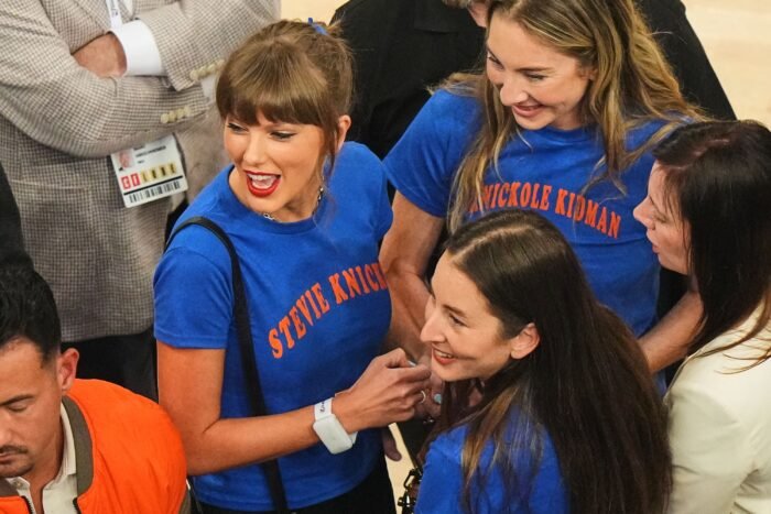 La presencia de Taylor Swift en el juego de los Knicks genera rumores sobre su boda en Nueva York.