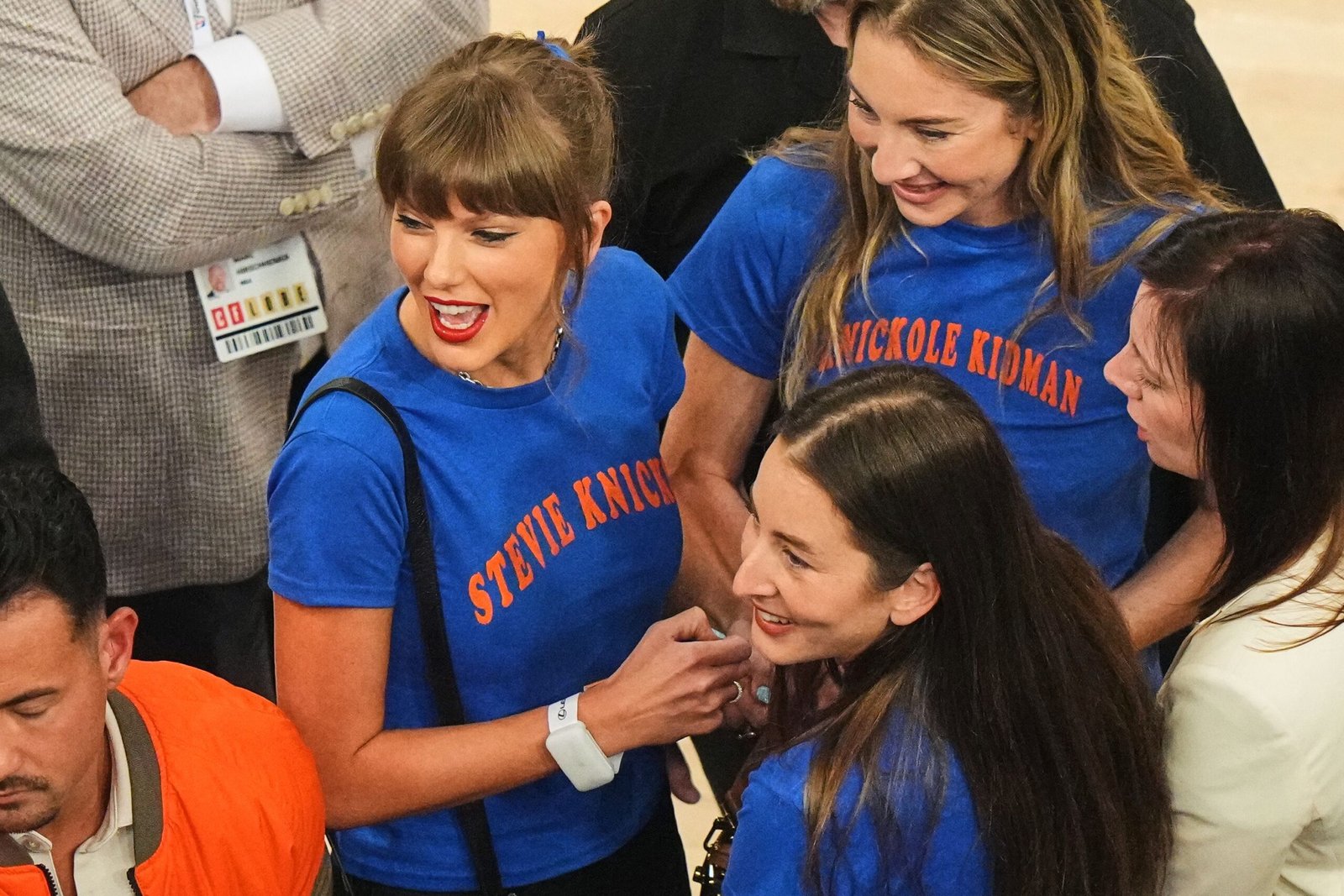 La presencia de Taylor Swift en el juego de los Knicks genera rumores sobre su boda en Nueva York.