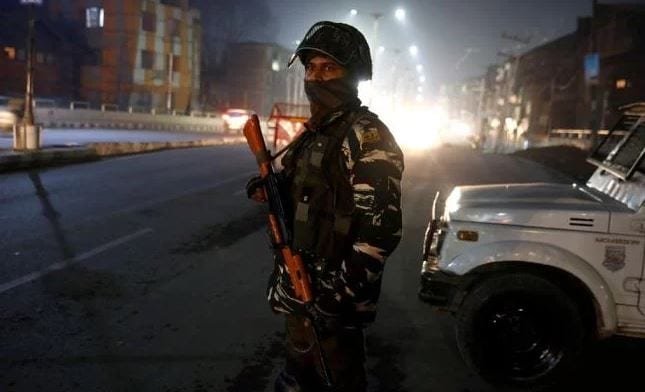 Equipos de emergencia realizan una intensa búsqueda en Nueva Delhi tras el colapso de un edificio, donde hay seis desaparecidos.