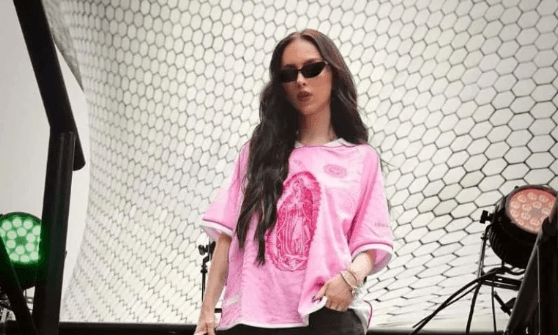Paty Cantú ha sorprendido a sus seguidores al lucir un jersey rosa durante el ambiente mundialista, volviéndose viral.