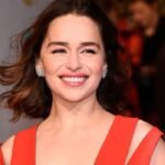 La actriz Emilia Clarke comparte sus reflexiones sobre la fama, su salud y el esperado futuro de la serie Ponies.