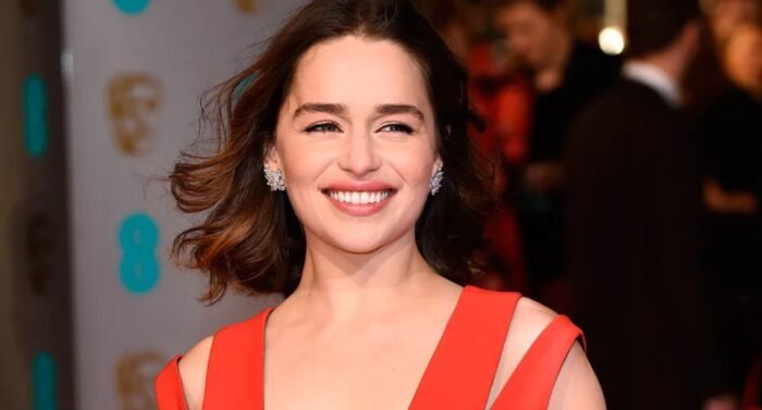 La actriz Emilia Clarke comparte sus reflexiones sobre la fama, su salud y el esperado futuro de la serie Ponies.