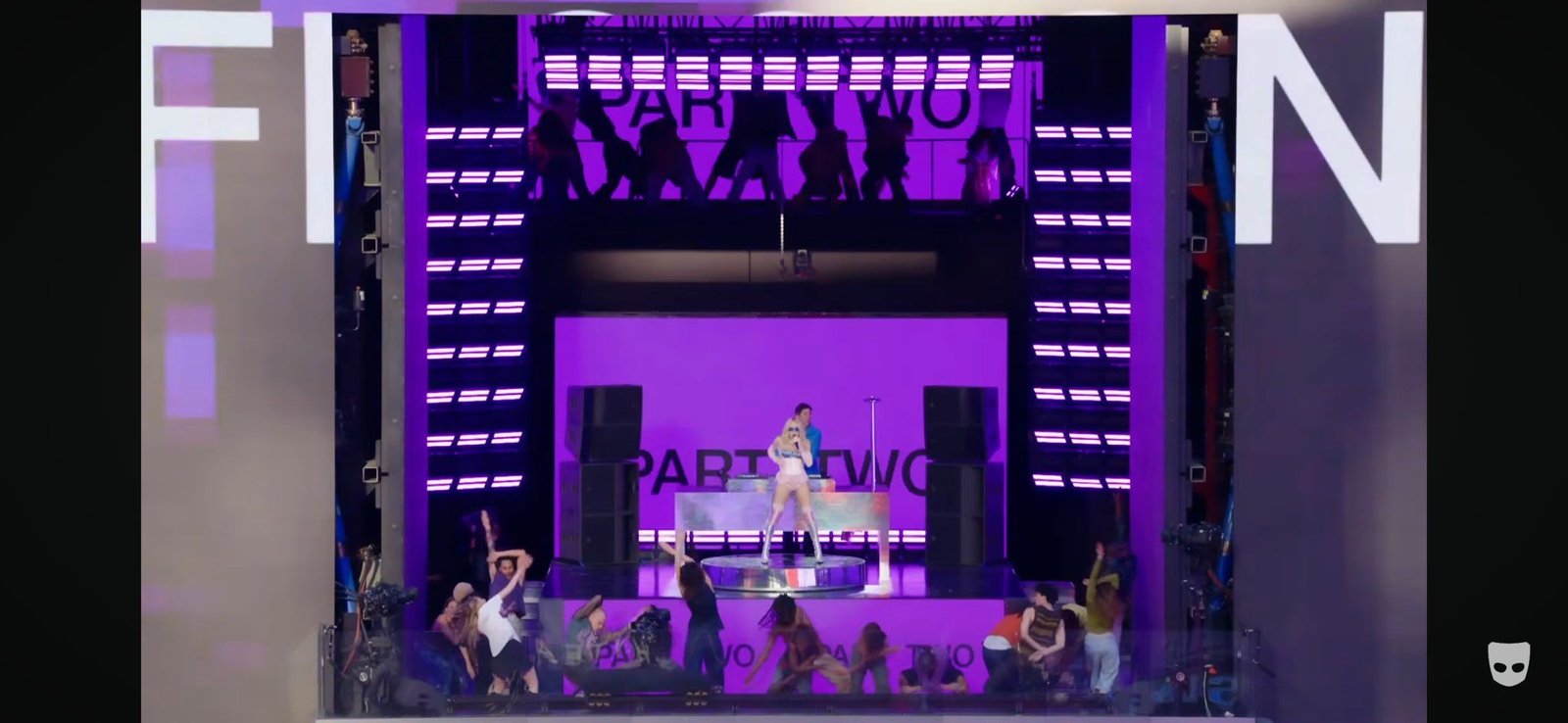 Madonna sorprende a sus fanáticos con un show en Times Square y anuncia su esperado álbum Confessions II.