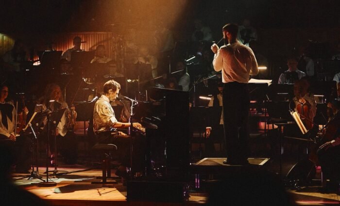 Harry Styles reinventa su música en un memorable concierto sinfónico junto a una orquesta de 50 músicos.