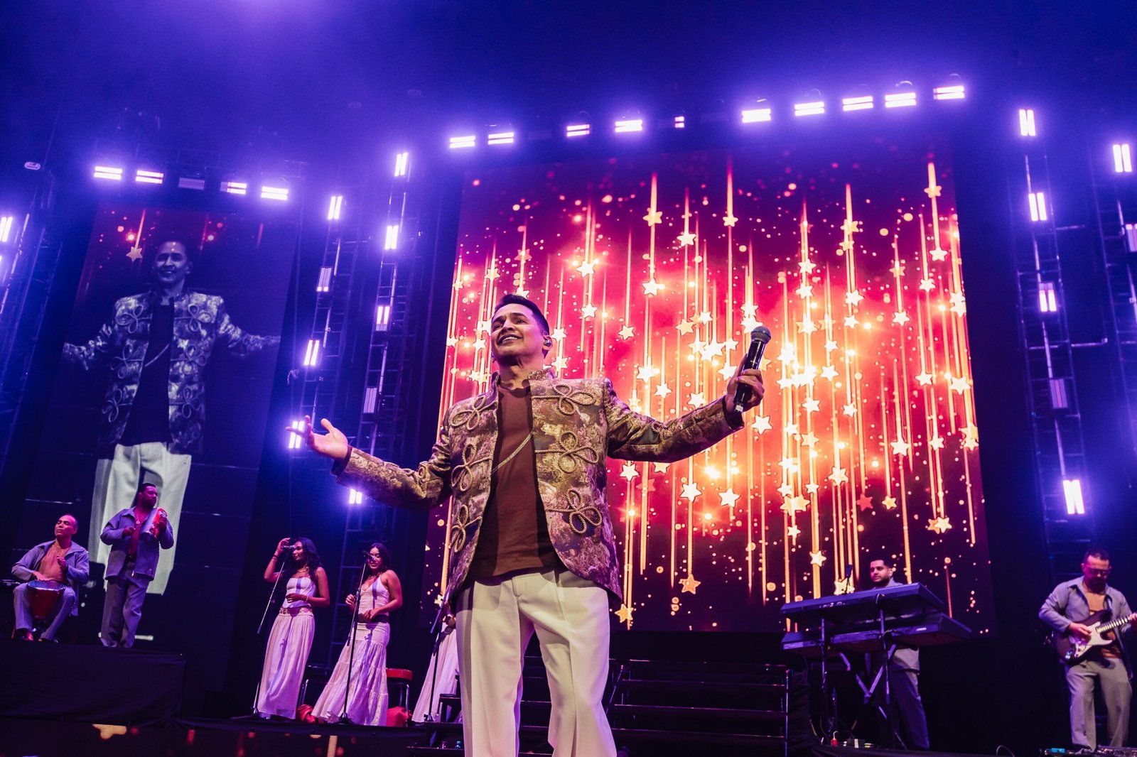 Jorge Celedón logró un sold out en Monterrey, ofreciendo una noche de celebración llena de éxitos y buena música.