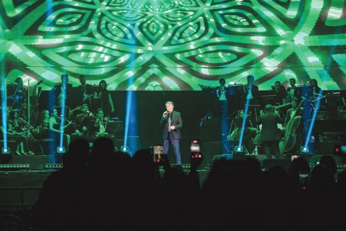 Un concierto sinfónico emocionó a los asistentes con grandes éxitos de José María Napoleón y Mocedades.