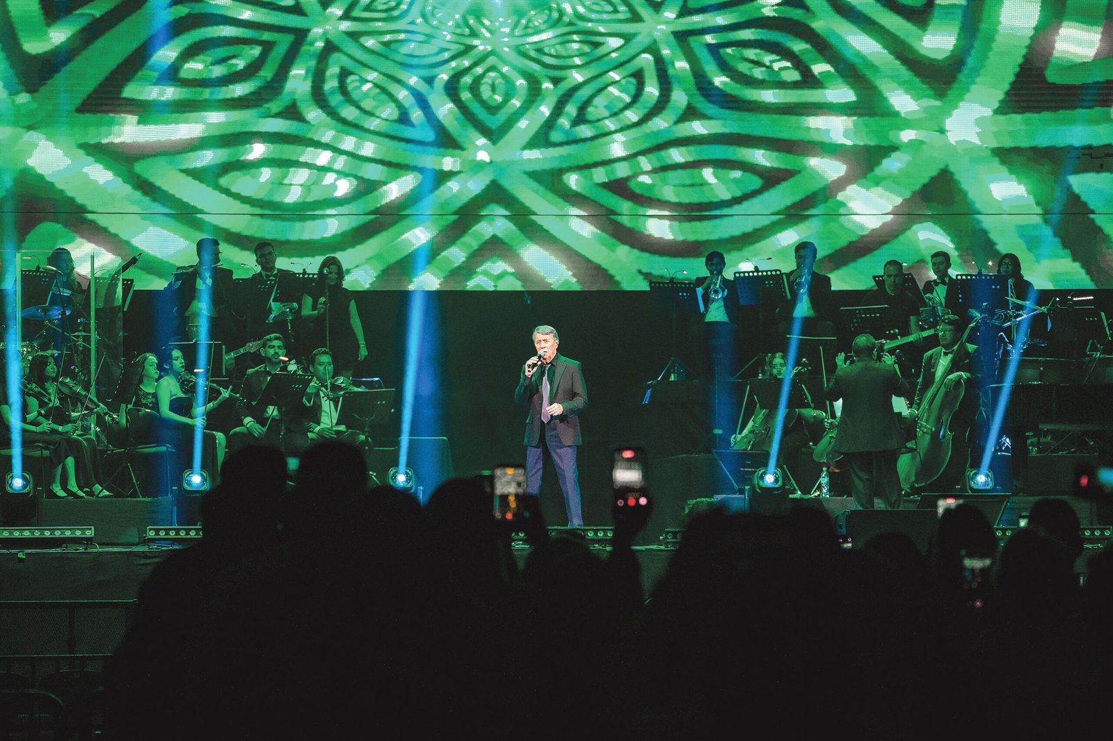 Un concierto sinfónico emocionó a los asistentes con grandes éxitos de José María Napoleón y Mocedades.