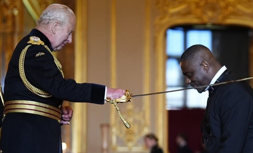 El actor Idris Elba recibe el título de Sir por su compromiso con la juventud y la filantropía. ¡Descubre más!