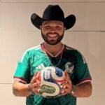 Leonardo Aguilar fue reprendido por el personal del estadio al tocar el balón oficial de la Copa del Mundo.