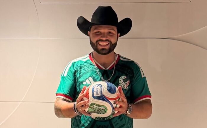 Leonardo Aguilar fue reprendido por el personal del estadio al tocar el balón oficial de la Copa del Mundo.