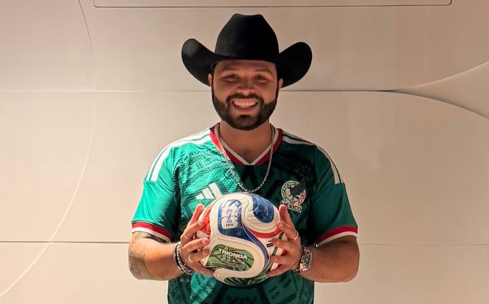 Leonardo Aguilar fue reprendido por el personal del estadio al tocar el balón oficial de la Copa del Mundo.