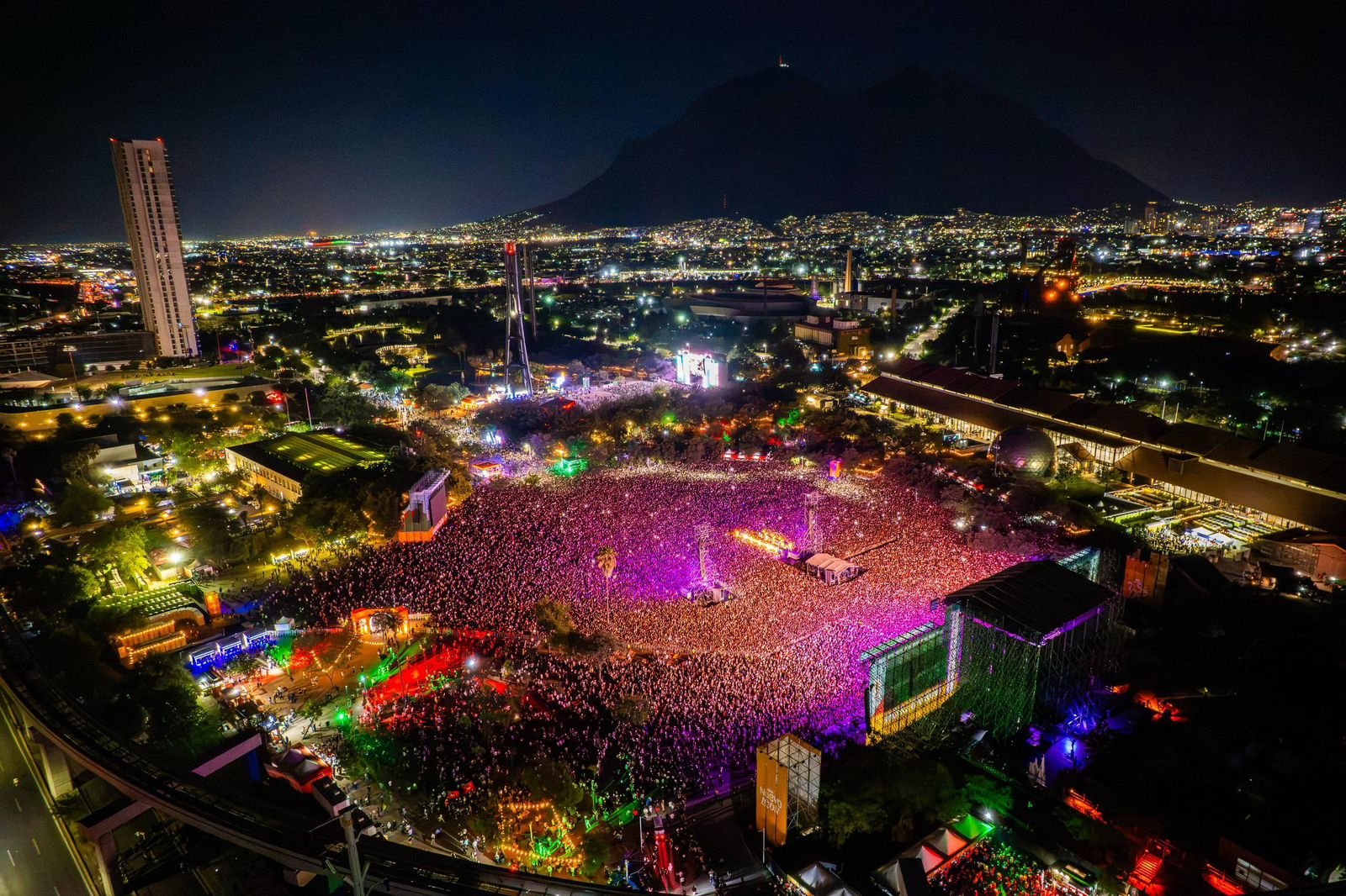 Más de 150,000 asistentes disfrutan del electrizante show de Grupo Firme en el Fan Fest, la jornada más concurrida.