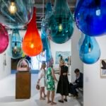 La prestigiosa feria Art Basel 2026 se inaugura con una impresionante selección de artistas contemporáneos y emergentes.