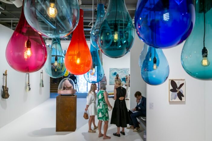 La prestigiosa feria Art Basel 2026 se inaugura con una impresionante selección de artistas contemporáneos y emergentes.