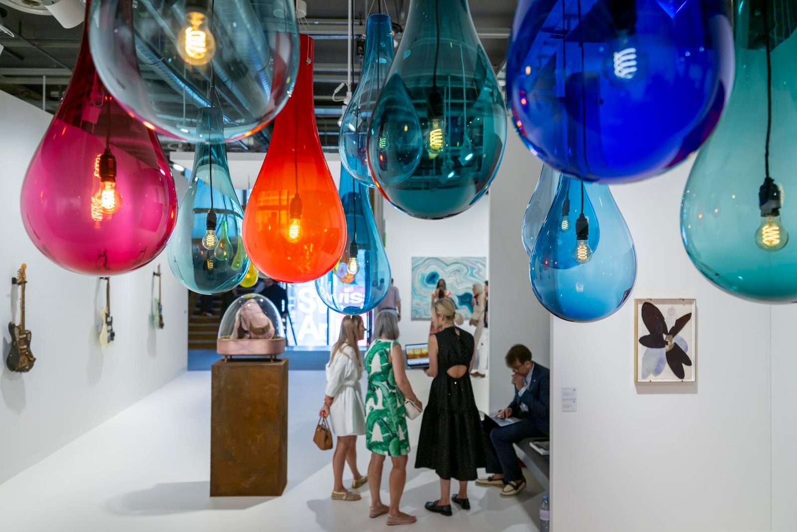 La prestigiosa feria Art Basel 2026 se inaugura con una impresionante selección de artistas contemporáneos y emergentes.