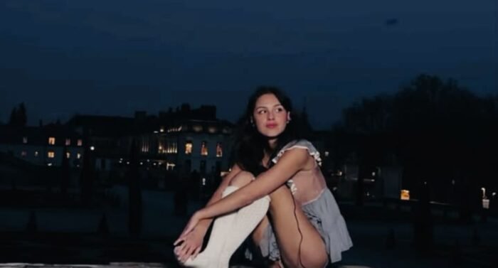 Descubre cómo Olivia Rodrigo explora la tristeza del amor no correspondido en su último álbum.