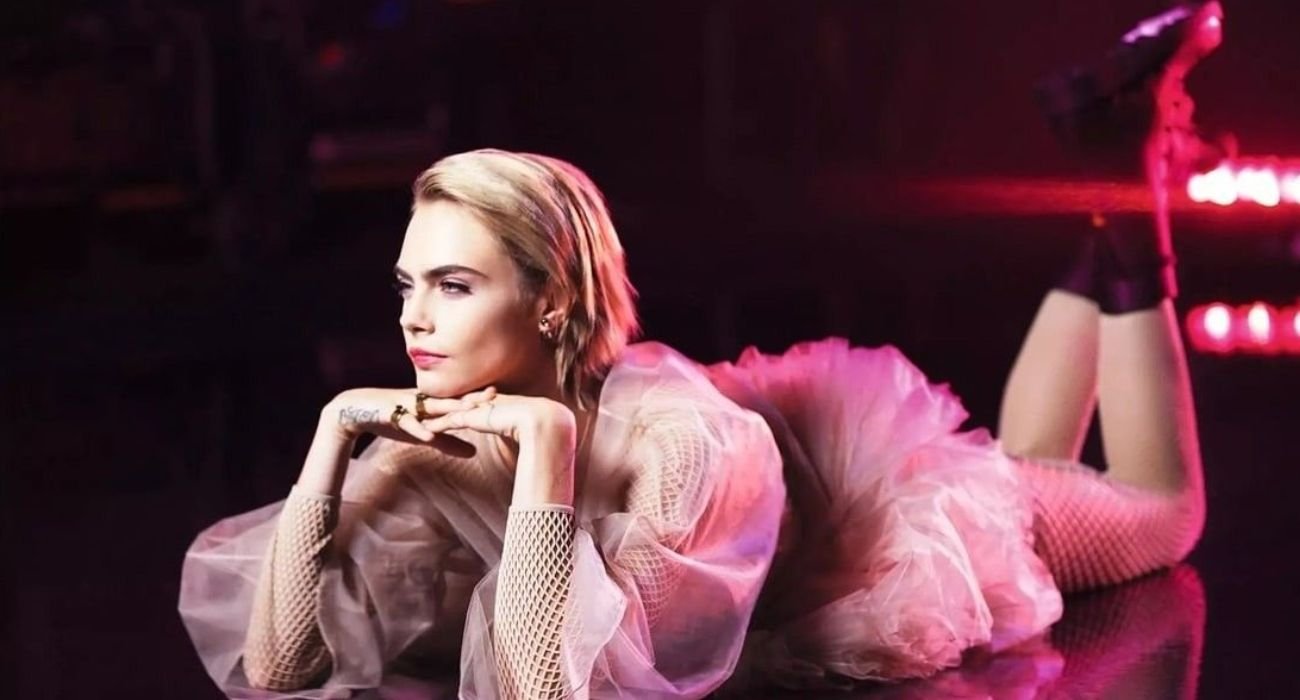 La actriz y modelo Cara Delevingne destaca la presión y discriminación en el mundo de la moda actual.