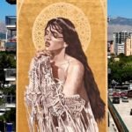 Un impactante mural de Rosalía rinde homenaje a la tradición religiosa de Palermo, fusionando arte y música contemporánea.