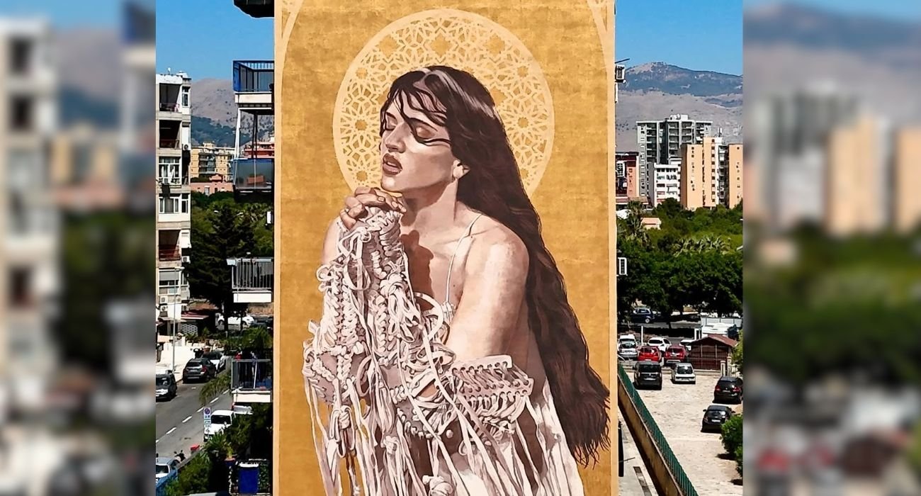 Un impactante mural de Rosalía rinde homenaje a la tradición religiosa de Palermo, fusionando arte y música contemporánea.