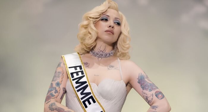 La talentosa Mon Laferte confirma su nuevo proyecto Femme Fatale Volumen 2, mostrando su evolución artística y creatividad.