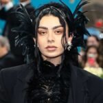 La artista Charli XCX presentó un adelanto de su nueva música en una fiesta exclusiva en Londres, junto a grandes éxitos.